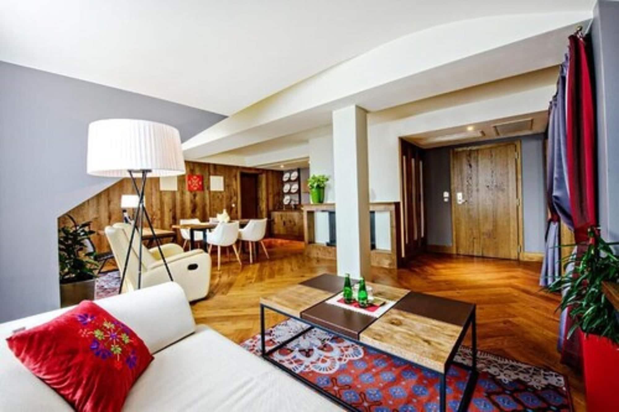 Hotel Bristol Tradition And Luxury Rzeszów Kültér fotó A suite at the hotel