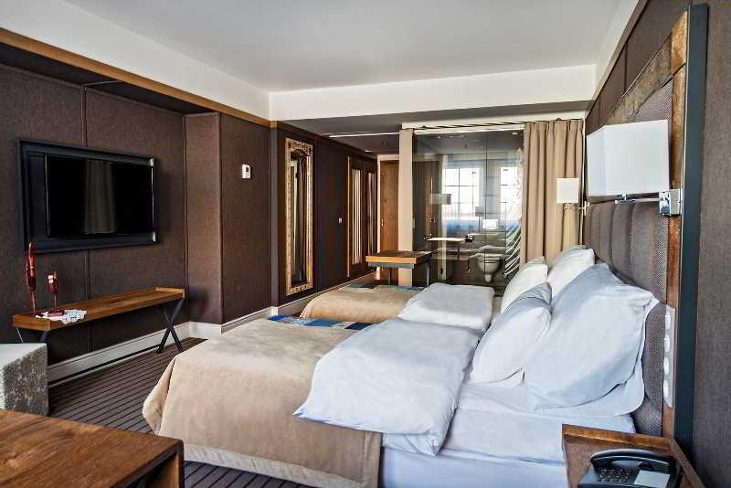 Hotel Bristol Tradition And Luxury Rzeszów Kültér fotó A room at the hotel