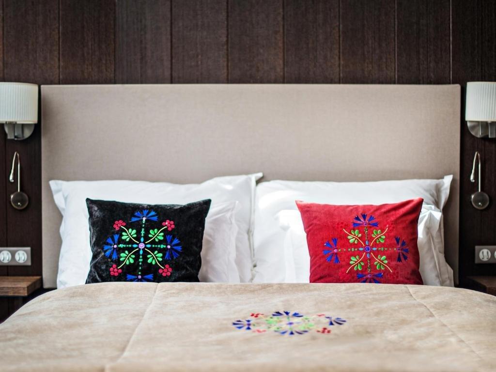 Hotel Bristol Tradition And Luxury Rzeszów Kültér fotó A bed with cushions