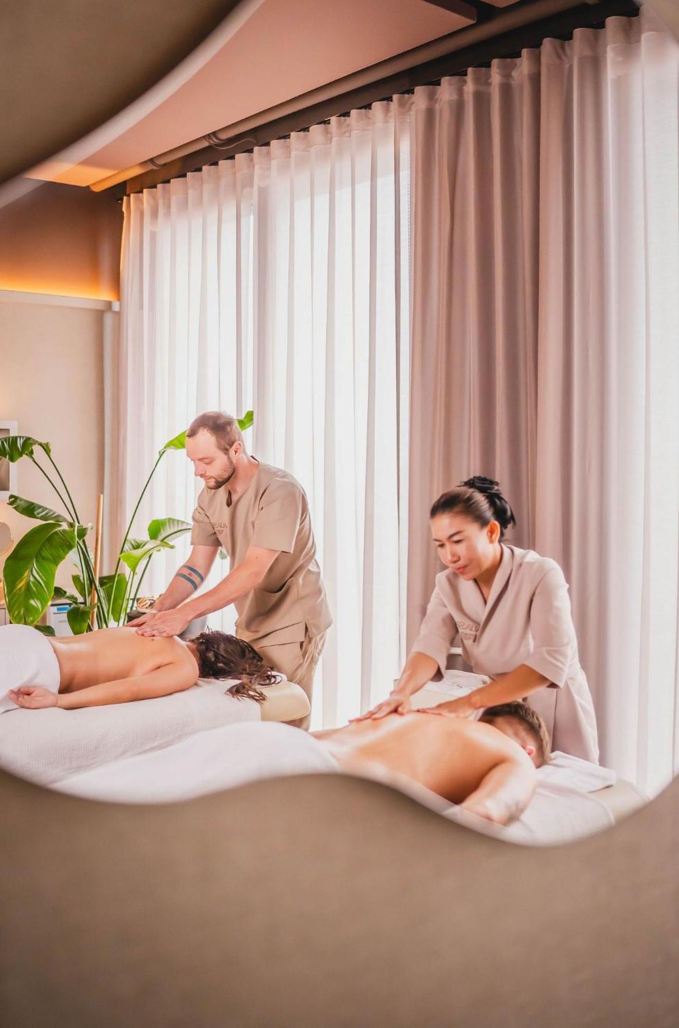 Hotel Bristol Tradition And Luxury Rzeszów Kültér fotó Massage therapists working on clients
