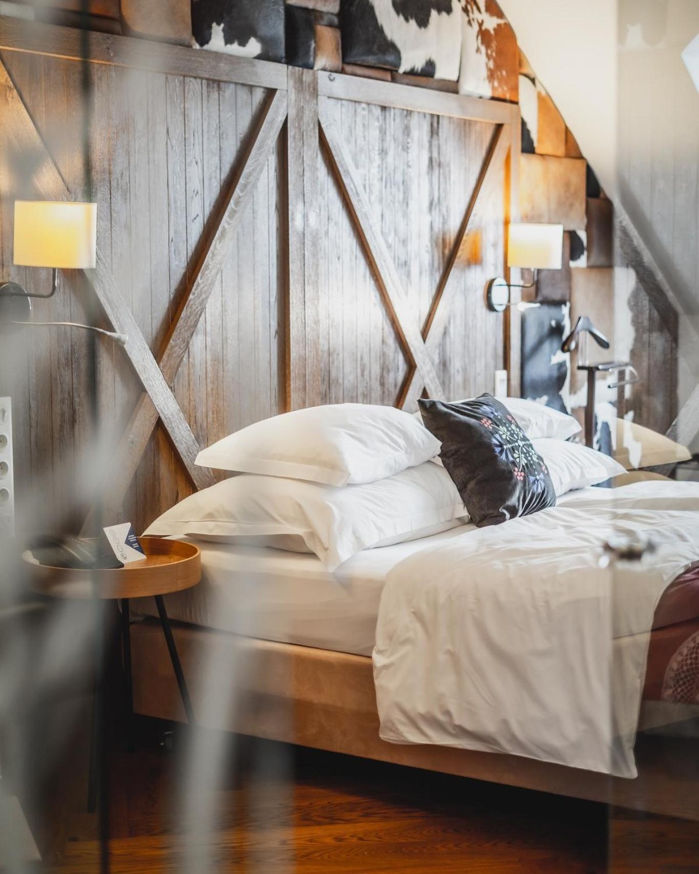 Hotel Bristol Tradition And Luxury Rzeszów Kültér fotó A bed with a pillow