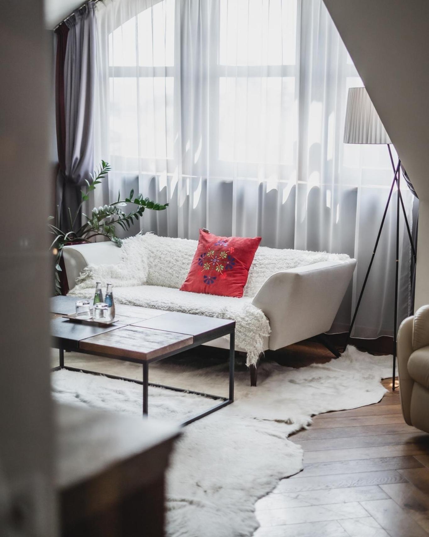 Hotel Bristol Tradition And Luxury Rzeszów Kültér fotó A living room with a sofa